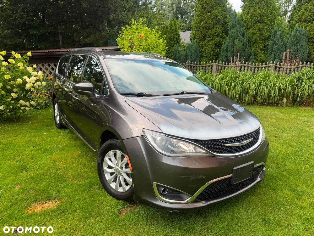 Chrysler Pacifica - 2