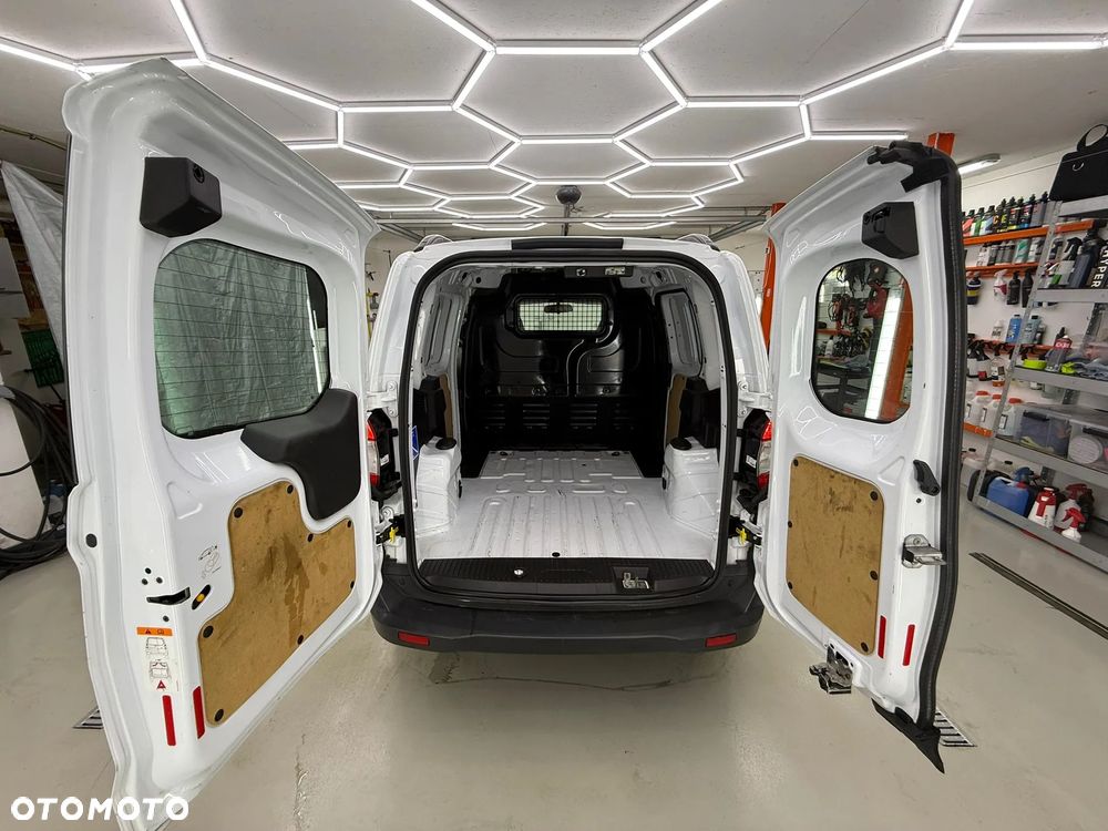Ford Transit Courier - 19