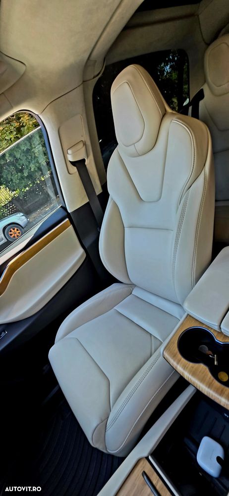 Tesla Model X - 8