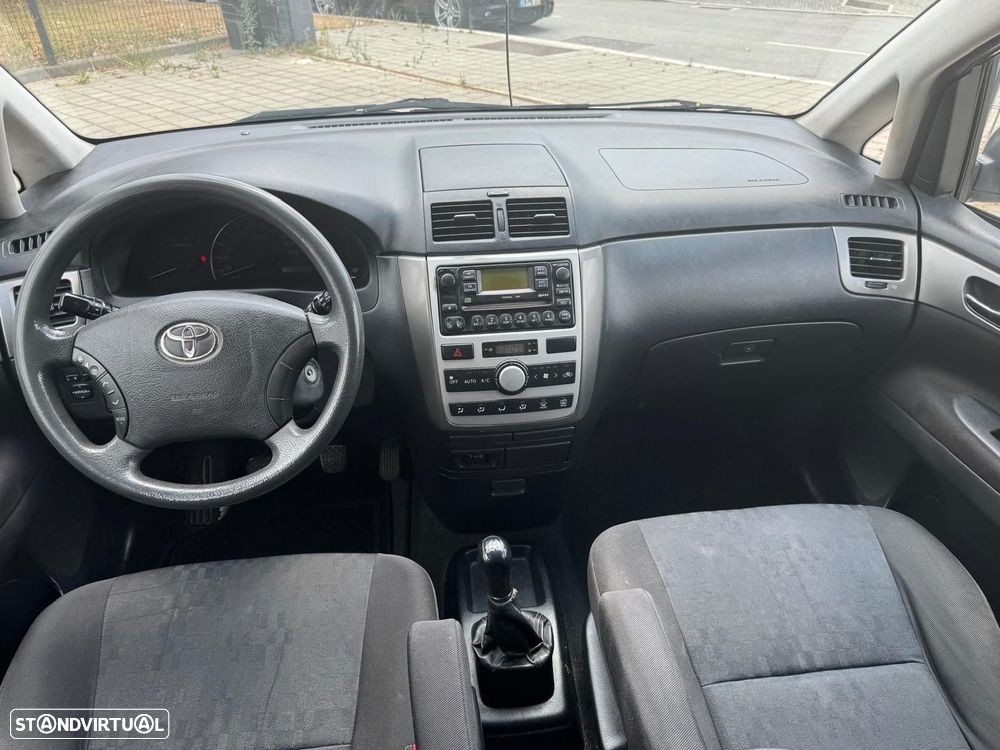 Toyota Avensis Verso 2.0 D-4D - 12