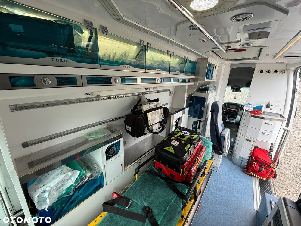 Mercedes-Benz Sprinter Ambulans - 13