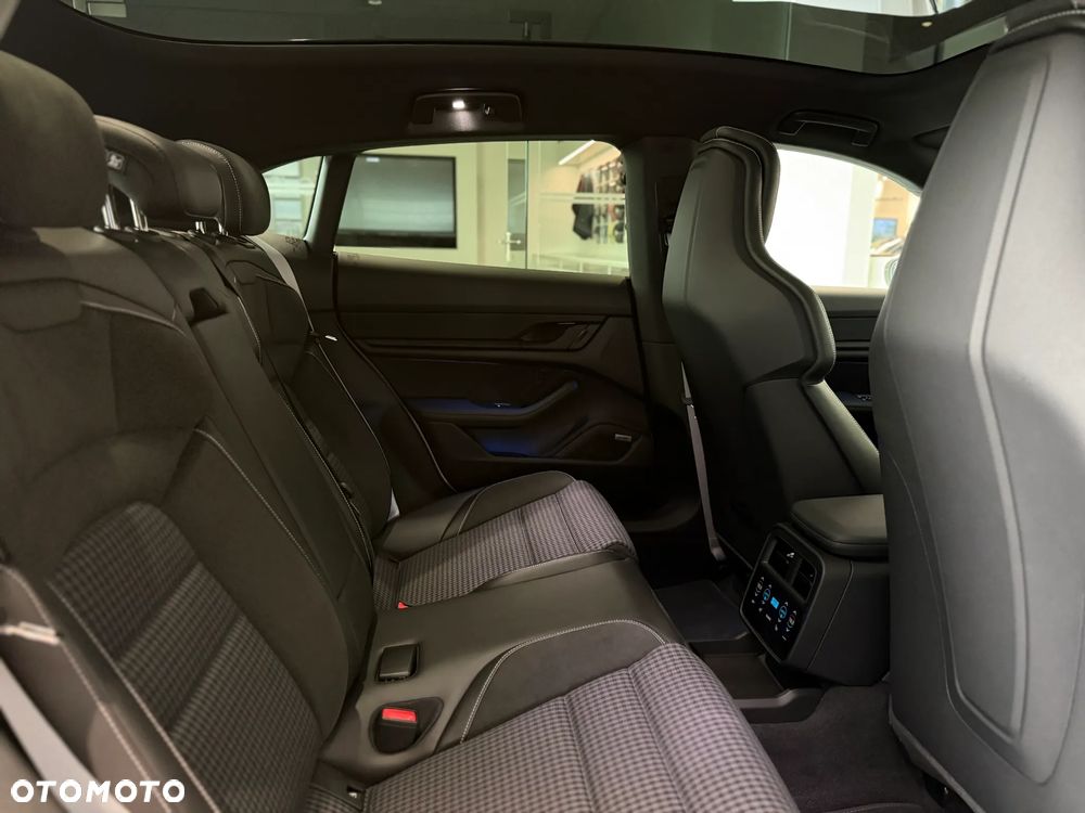 Porsche Taycan 105kWh 4 - 32