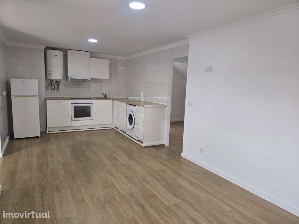 Moradia isolada T4 de arquitetura tradicional - Aroeira - Grande imagem: 4/30