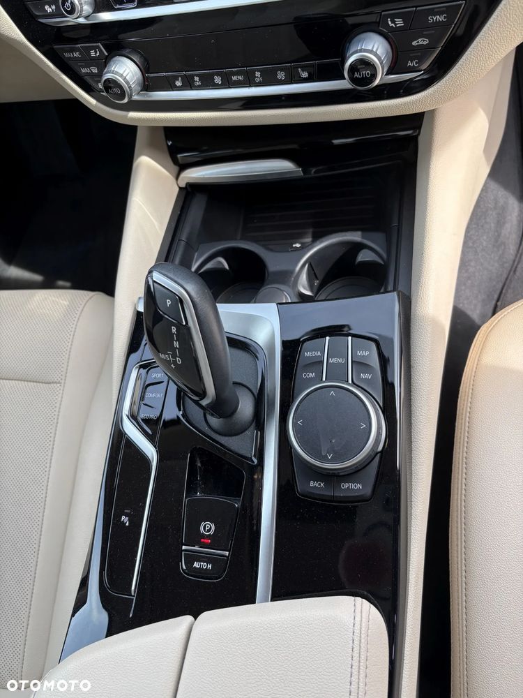 BMW Seria 5 520d xDrive - 12