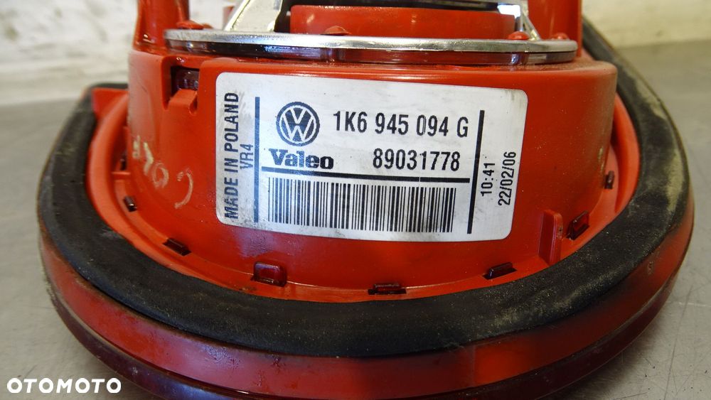 LAMPA PRAWA TYLNA W KLAPIE VOLKSWAGEN GOLF V 1.9TDI 1K6945094G - 2
