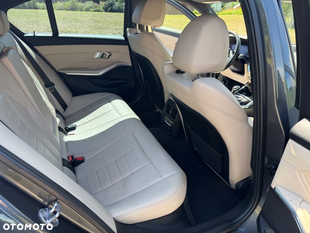 BMW Seria 3 330i xDrive M Sport - 25