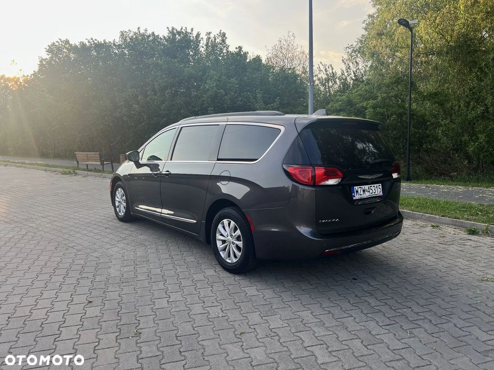 Chrysler Pacifica - 4