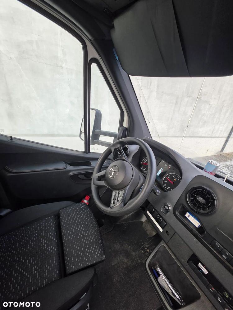 Mercedes-Benz Sprinter - 24