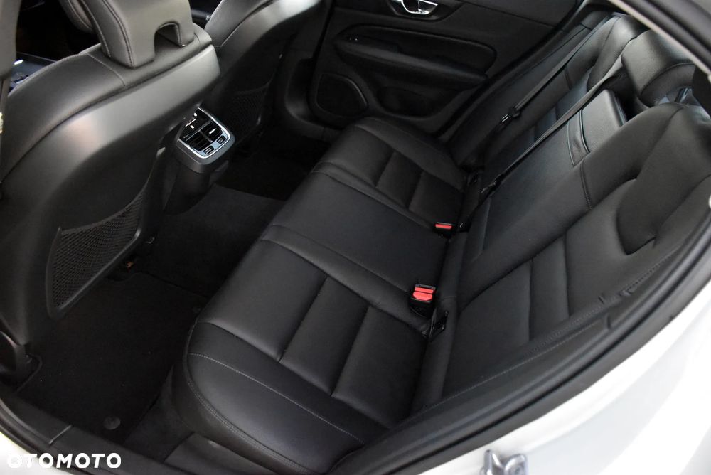Volvo S60 T6 AWD Momentum Pro - 26