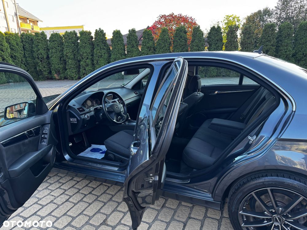 Mercedes-Benz Klasa C 180 CGI Automatik BlueEFFICIENCY Avantgarde - 27
