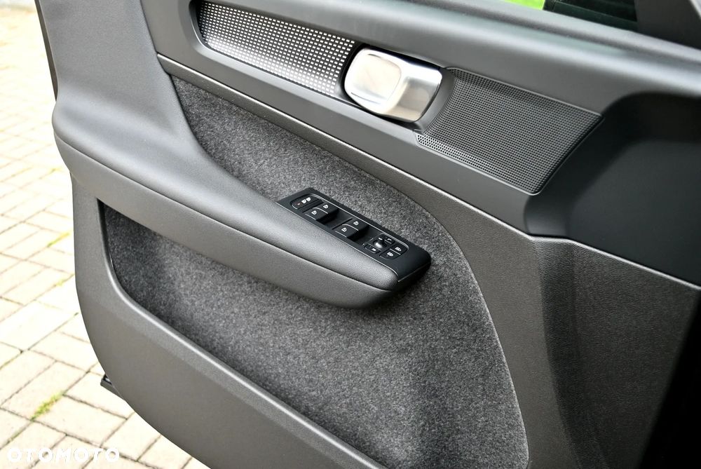 Volvo XC 40 B3 B DKG Ultra Black Edition - 33