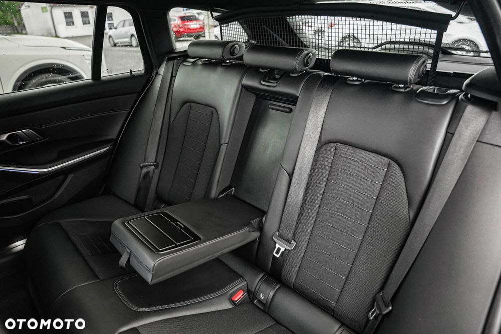 BMW Seria 3 320d Touring Sport Line - 28