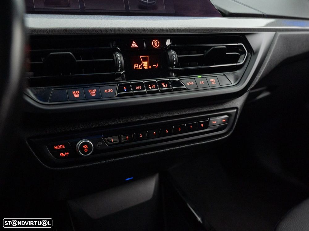 BMW 118 i Pack Desportivo M Auto - 28
