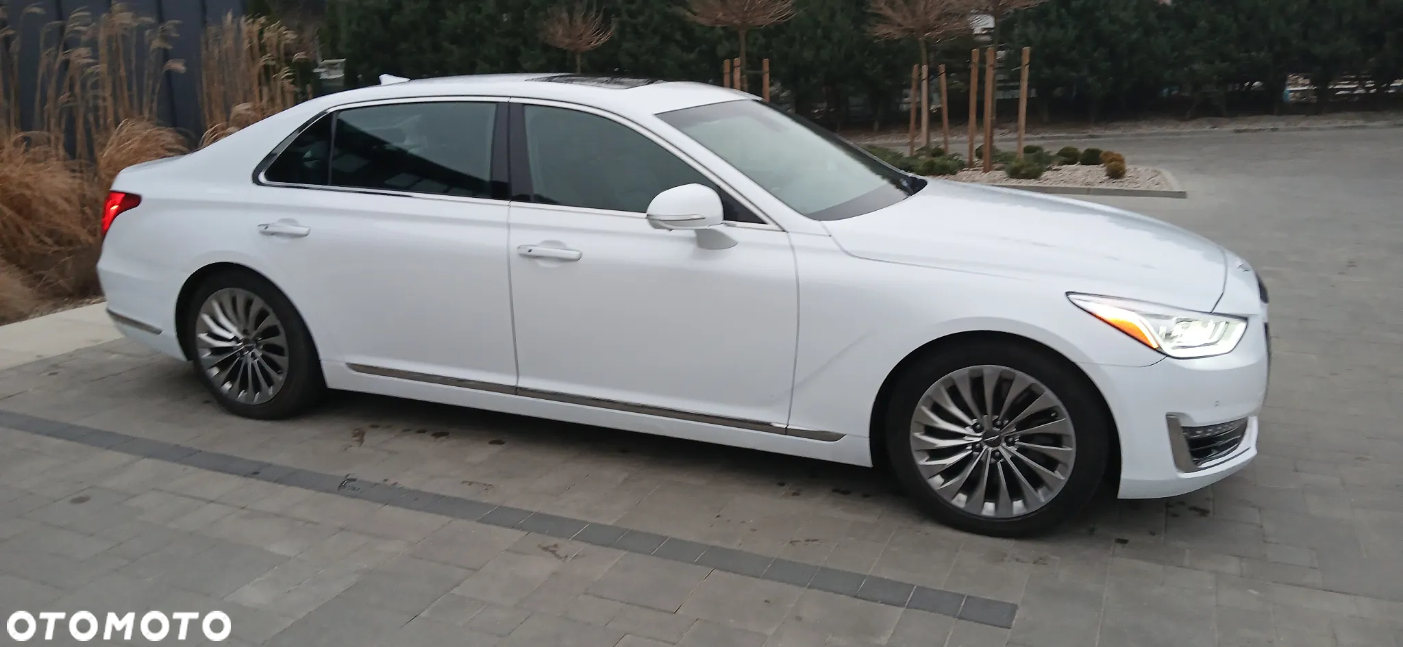 Genesis G90 - 12