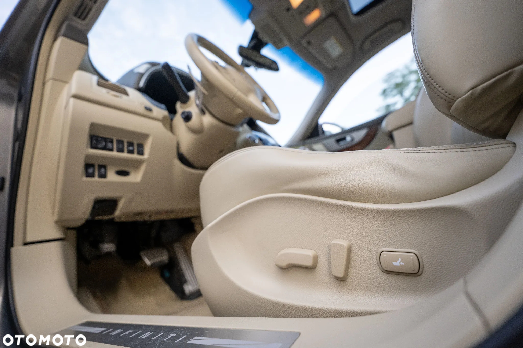 Infiniti QX70 - 25