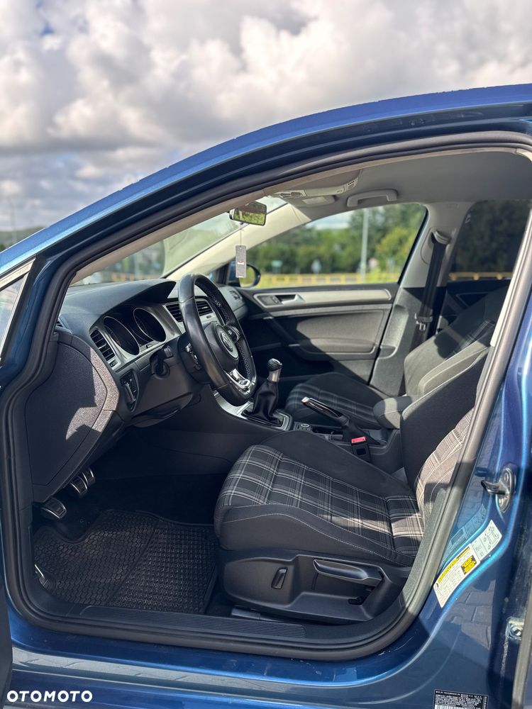 Volkswagen Golf - 8