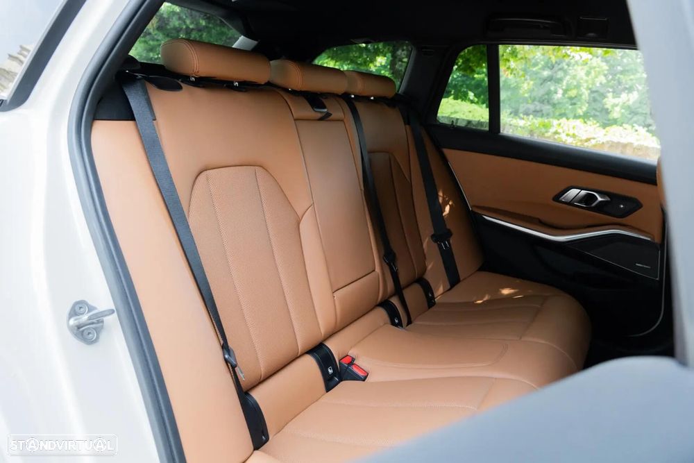 BMW 318 d Pack Desportivo M Pro Auto - 10