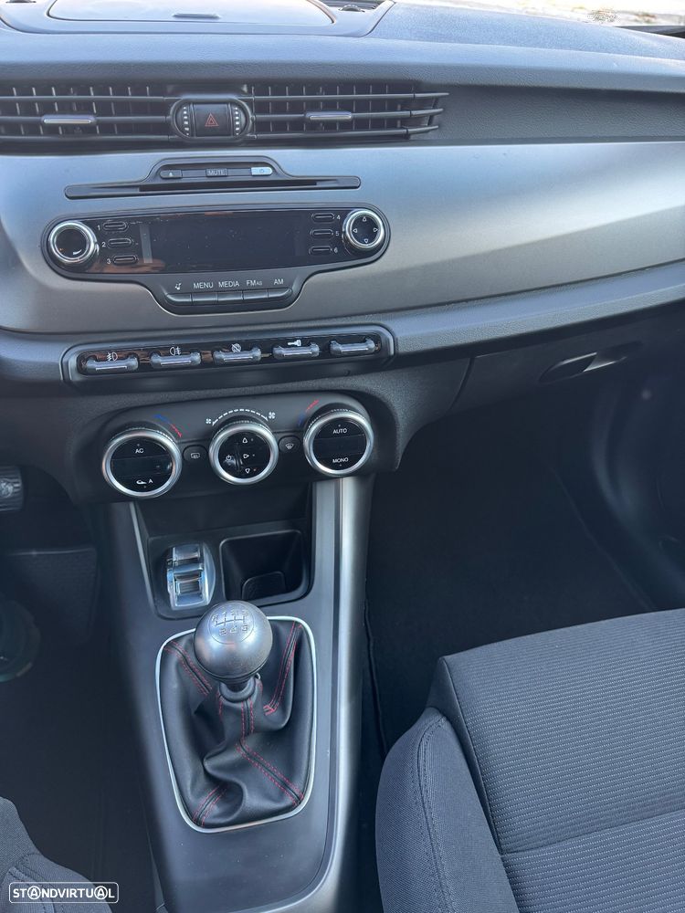 Alfa Romeo Giulietta 1.6 JTDm Distinctive - 13