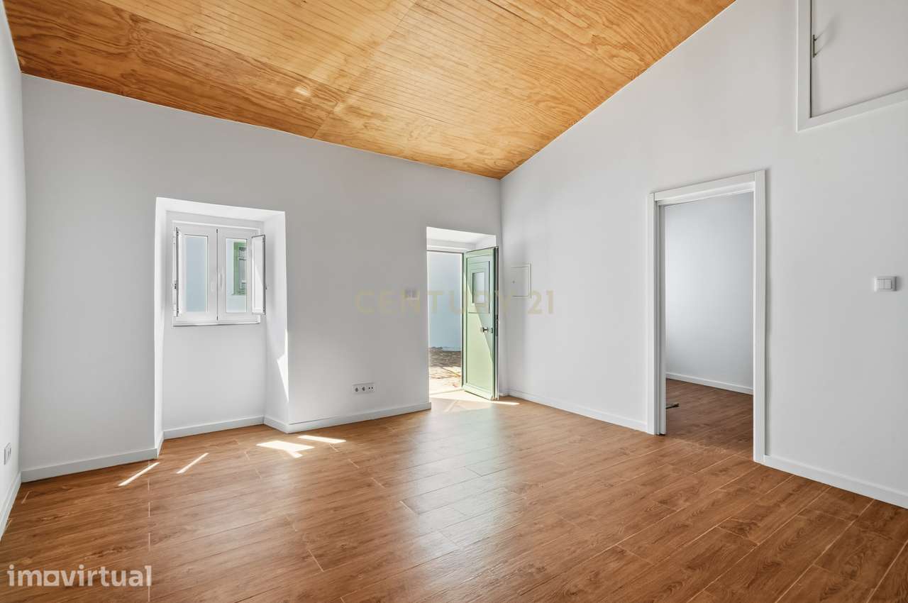 Moradia T1 Remodelada no Barril (Encarnação) | A 5 Minutos da Praia - Grande imagem: 2/16