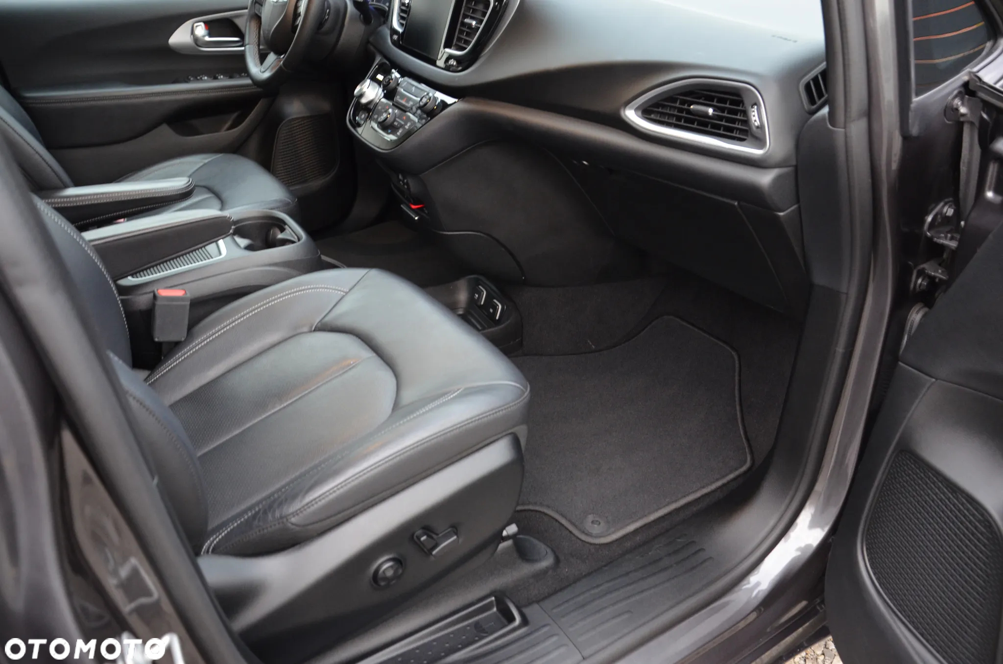 Chrysler Pacifica - 9