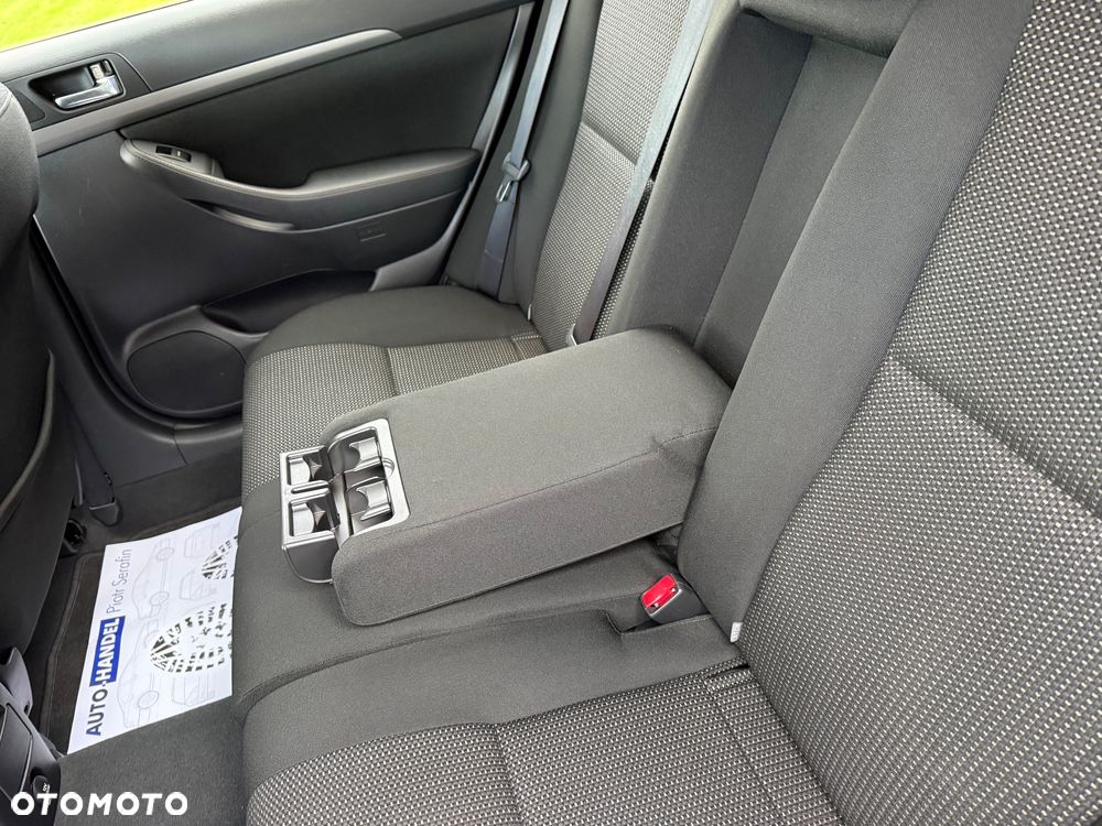 Toyota Avensis 1.8 VVT-i Combi Sol - 23