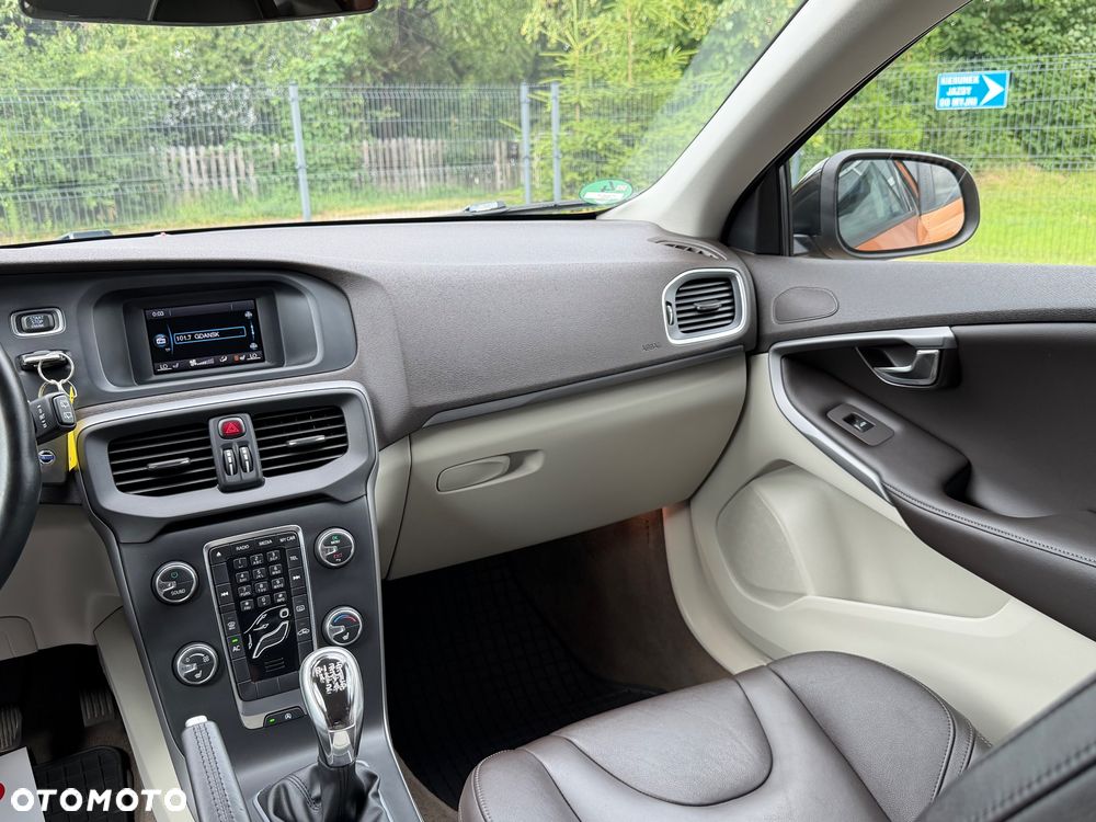 Volvo V40 T3 R Design - 25