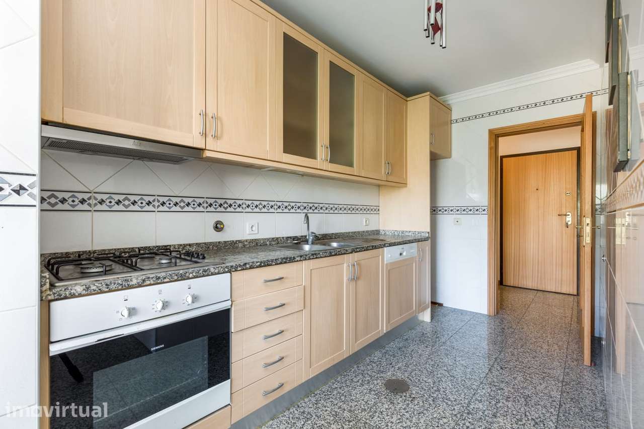 Apartamento T2 C/ Varanda e Lugar de Garagem | Junto a praia - Grande imagem: 2/16