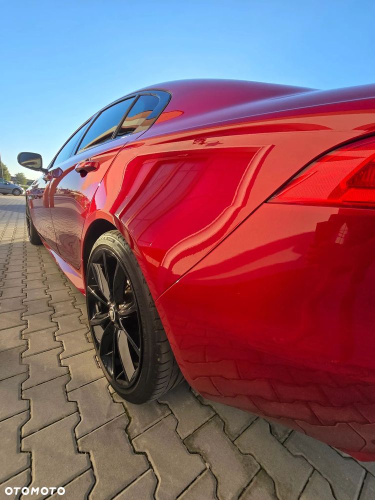 Jaguar XE 2.0 D R-Sport - 13