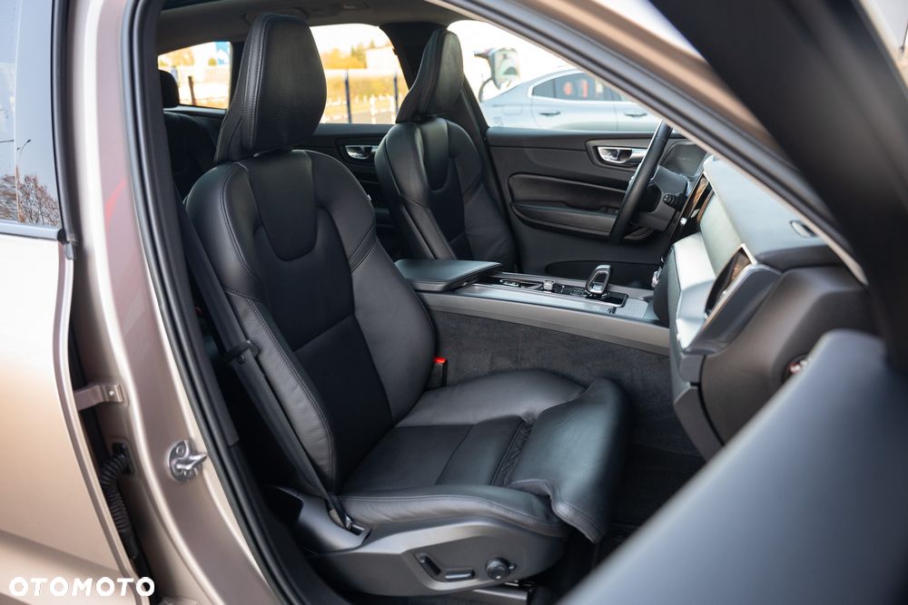 Volvo XC 60 D5 AWD R-Design - 25