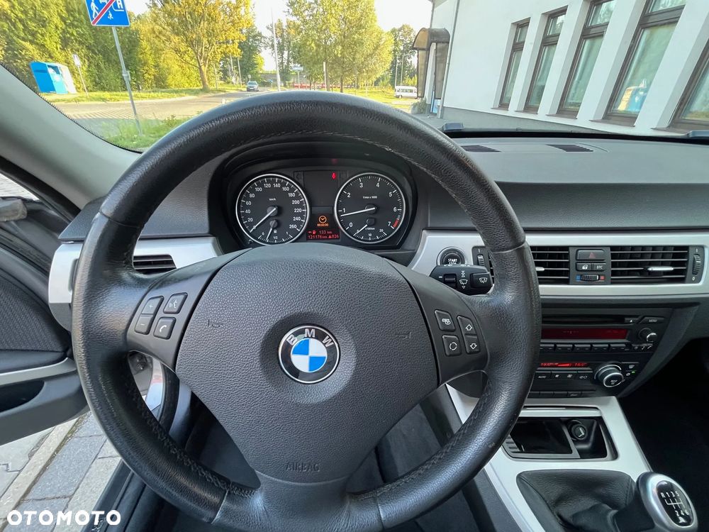 BMW Seria 3 318i Touring - 17