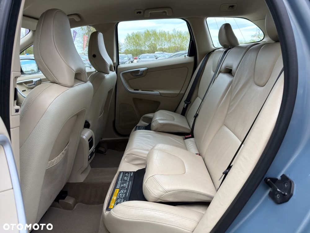 Volvo XC 60 D5 AWD Momentum - 25