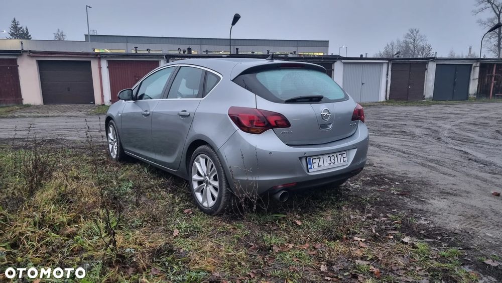 Opel Astra 1.6 Turbo Cosmo - 4
