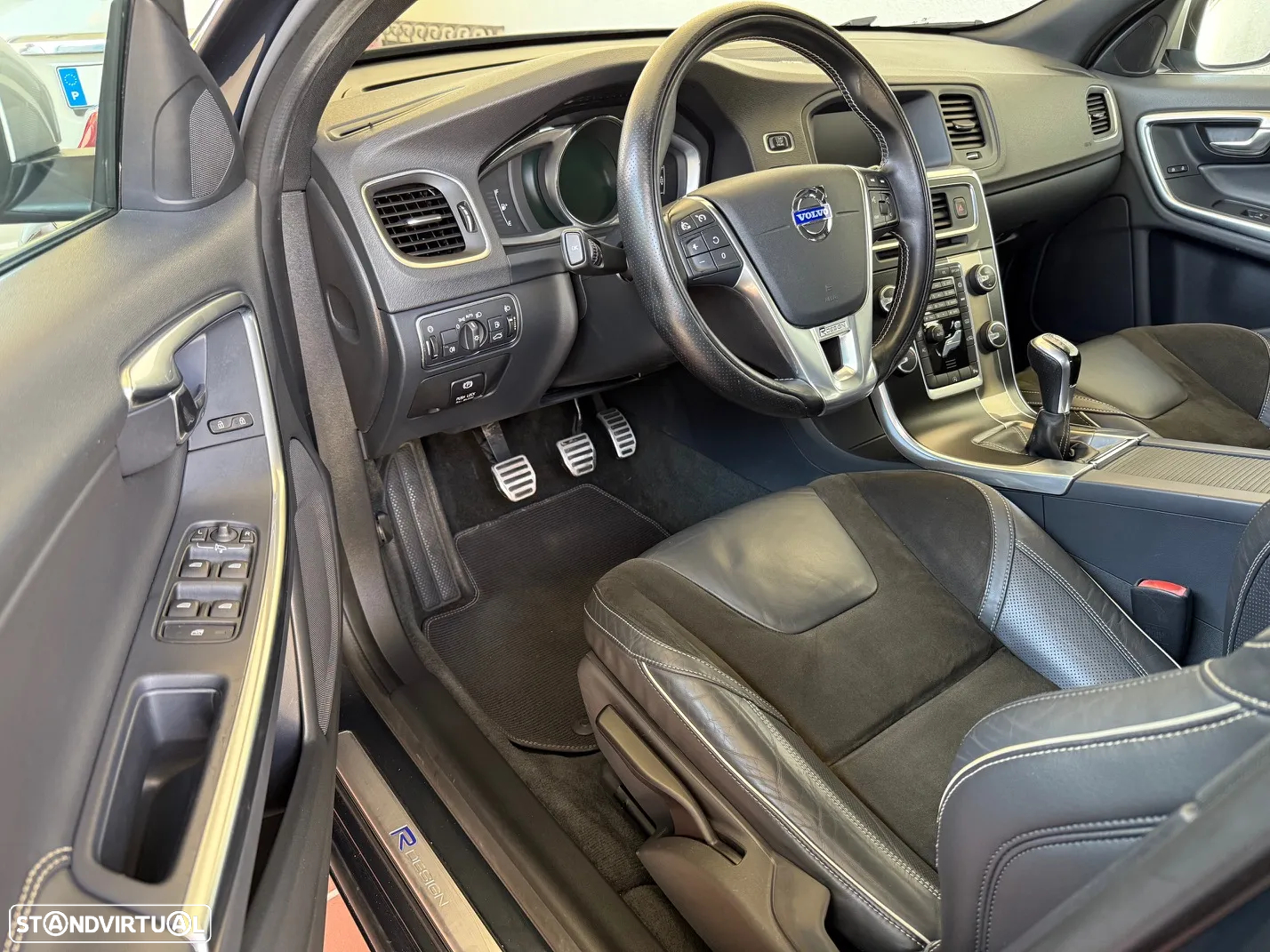 Volvo V60 2.0 D4 R-Design - 32