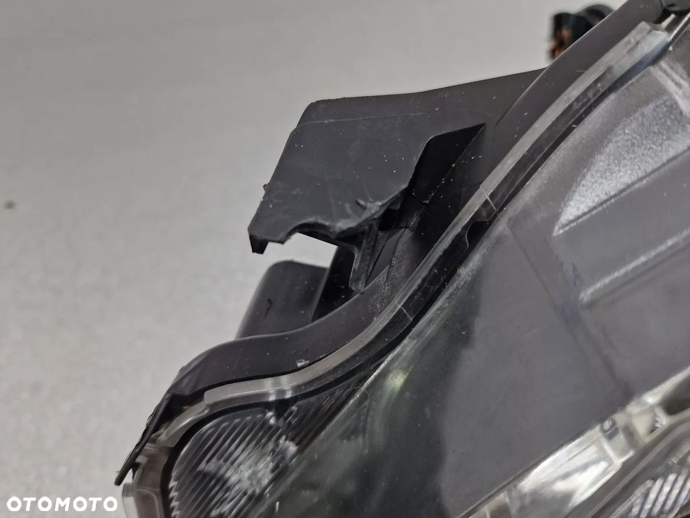 TOYOTA YARIS III 3 LIFT 17- PRAWA LAMPA PRZEDNIA PRZÓD SOCZEWKA , NR AUKCJI LA396 - 25