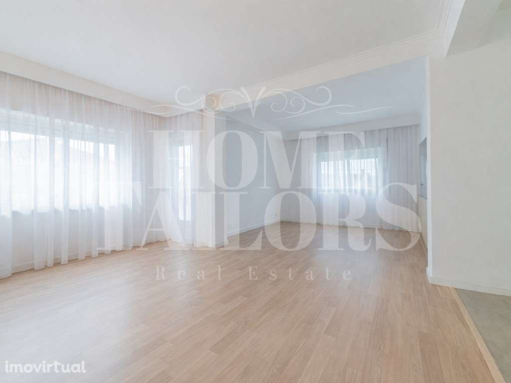 Duplex T4 Totalmente Renovado em Moradia Isolada Queijas - Grande imagem: 3/29