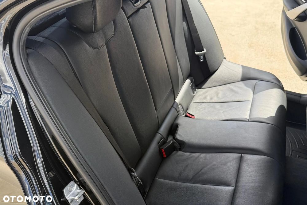 BMW Seria 3 330i M Sport - 26