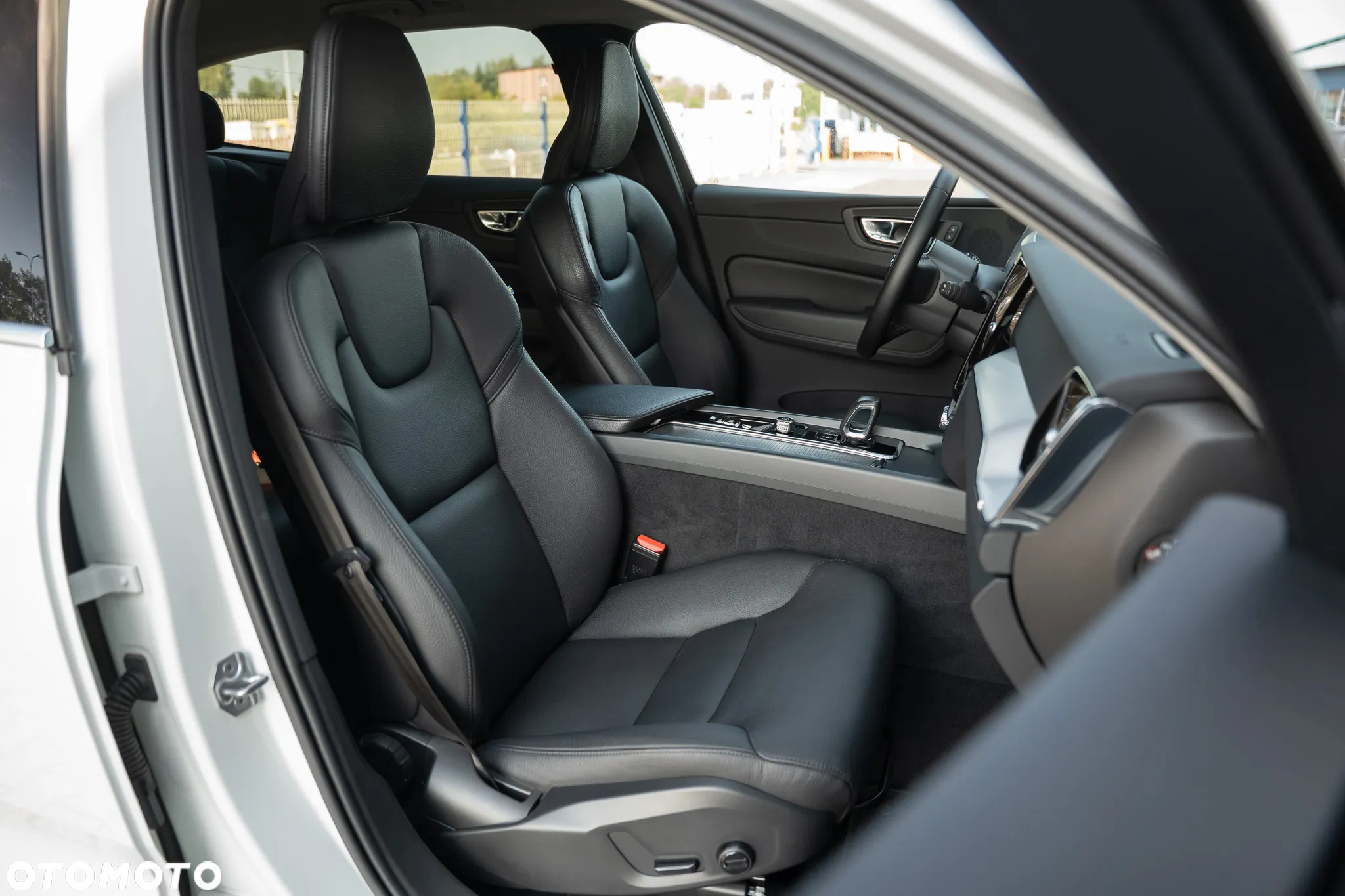 Volvo XC 60 B4 D AWD Geartronic Momentum Pro - 24