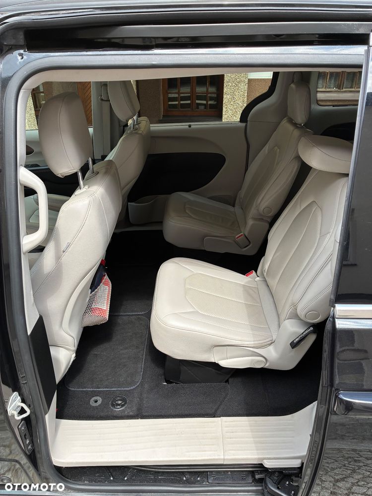 Chrysler Pacifica - 11