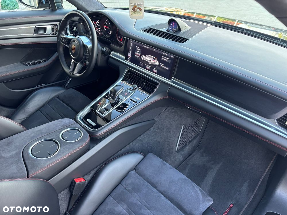 Porsche Panamera GTS Sport Turismo - 20