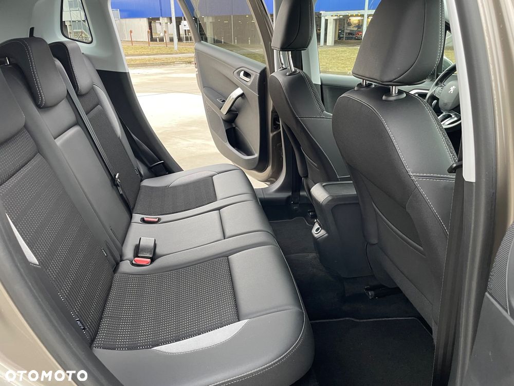 Peugeot 2008 1.2 Pure Tech Allure S&S - 18