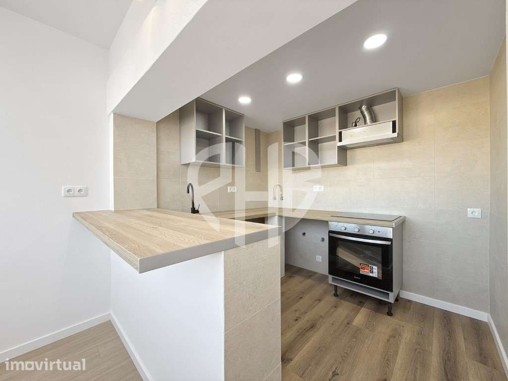 T2 Totalmente Remodelado com Vista Mar e Castelo | Santana, Sesimbra - Grande imagem: 5/25