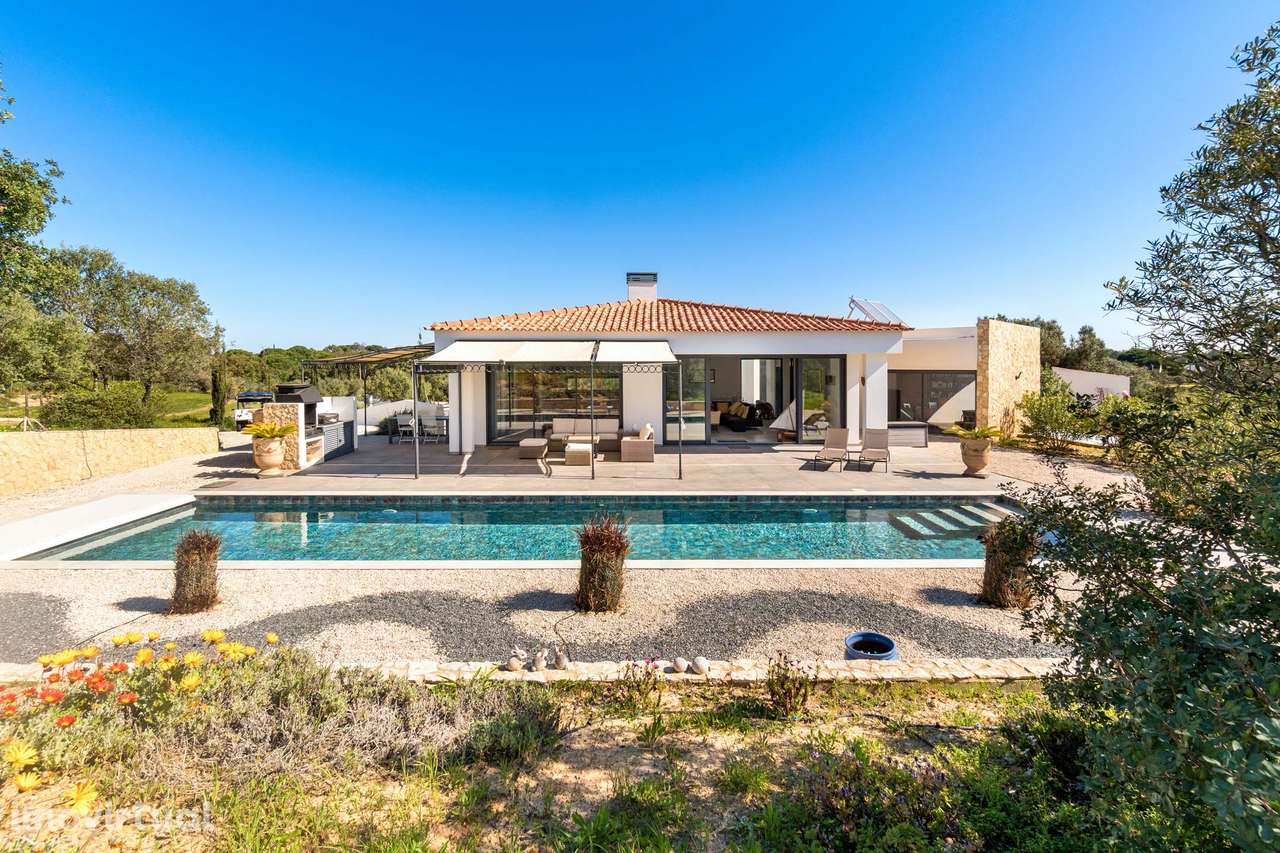 Moradia térrea moderna com piscina e amplo terreno - Grande imagem: 2/54