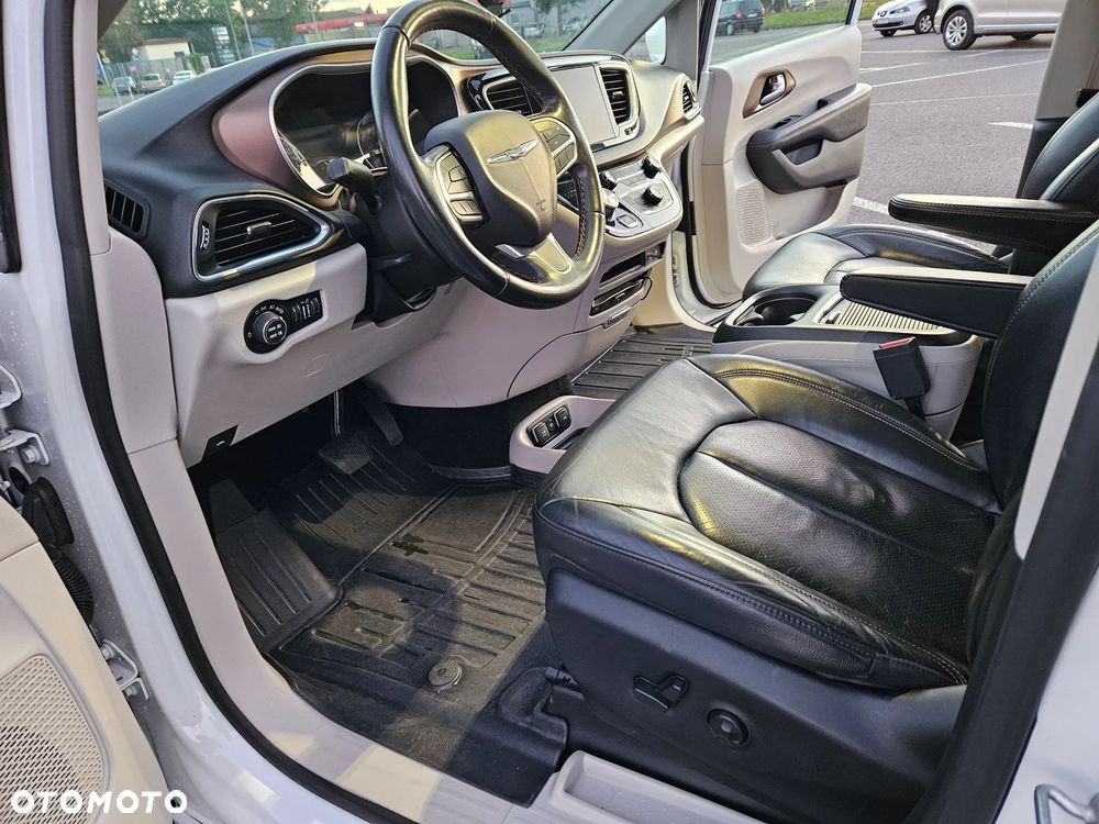 Chrysler Pacifica - 11