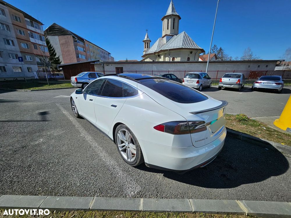 Tesla Model S - 5