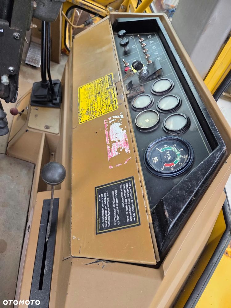 Caterpillar CAT 428B - 24