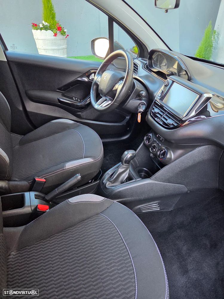 Peugeot 208 - 10