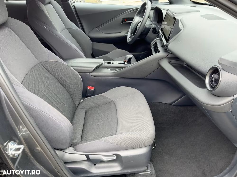 Toyota C-HR 1.8 Hybrid Team Deutschland - 38