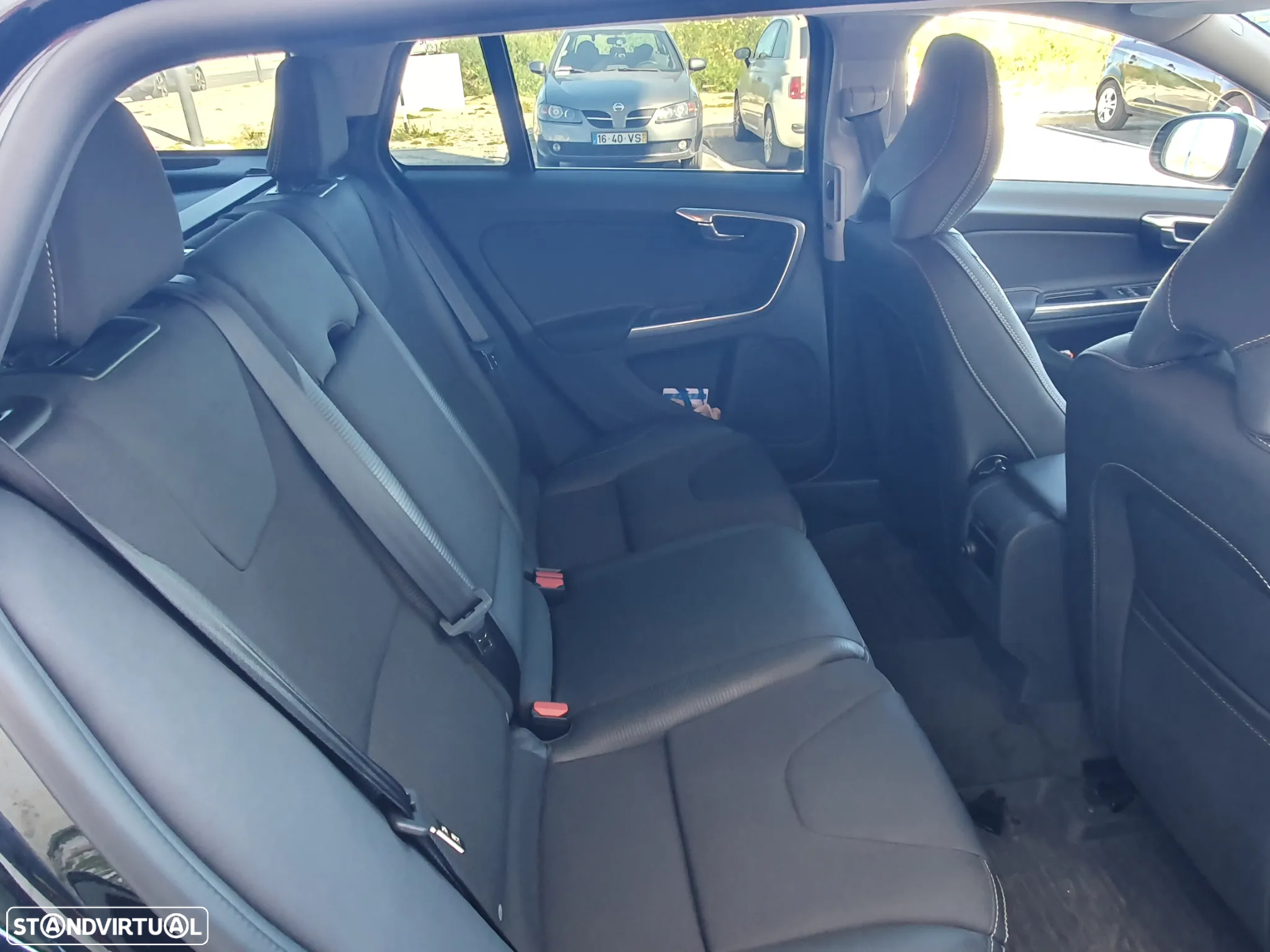 Volvo V60 2.0 D4 R-Design Start/Stop - 16