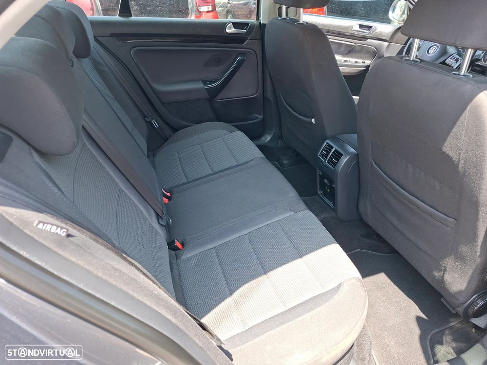 VW Jetta 1.6 TDi Confortline - 8