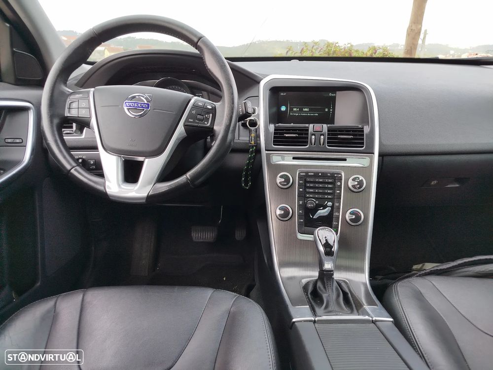 Volvo XC 60 2.0 D4 Momentum Geartronic - 4